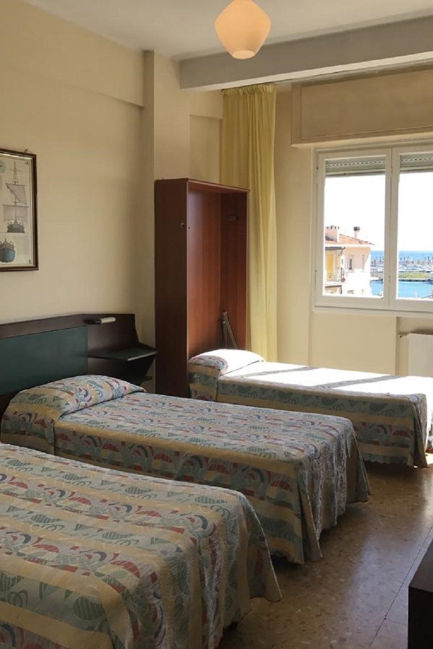 Robinia Hotel